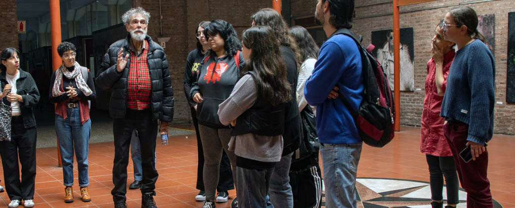 Bernardo Kehoe Capparelli en la exposición “Antología de un dandi”. Fotografía: Natalia García, créditos: Prensa UNQ.