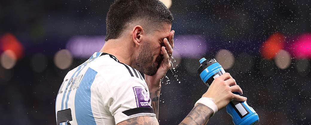 Rodrigo De Paul refrescándose durante la final de la Copa Mundial de la FIFA Qatar 2022. Créditos: Getty Images.