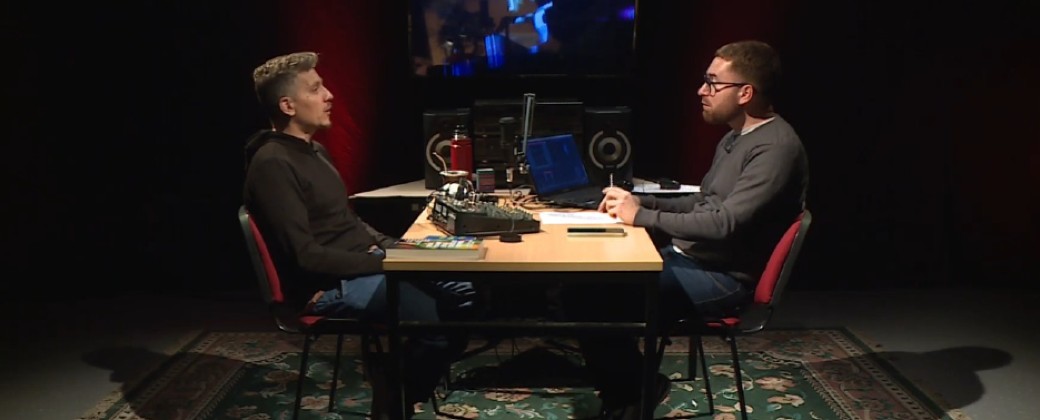 Nicolás Malinovsky junto a Nicolás Retamar en Al borde del precipicio. Créditos: UNQ TV.