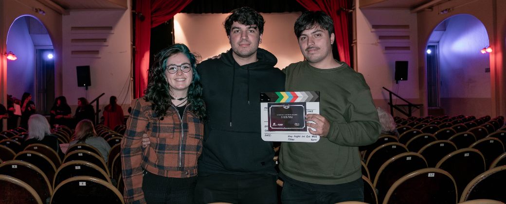 María Victoria González, Germán Fernández y Gonzalo Solari con el premio que ganaron en el Festival de Cine de Chascomús. Créditos: Gonzalo Solari.
