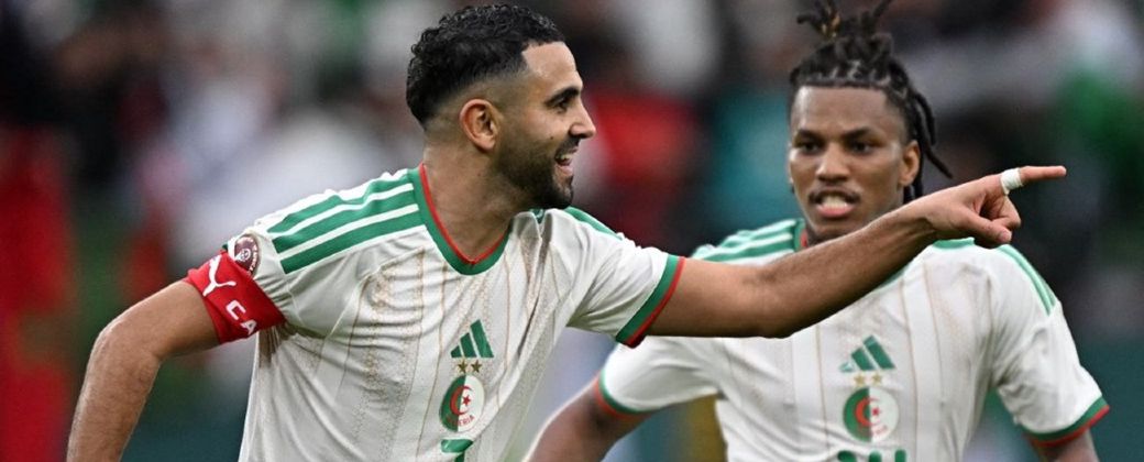 Riyad Mahrez celebrando un gol con la Selección de Argelia. Créditos: AFP.