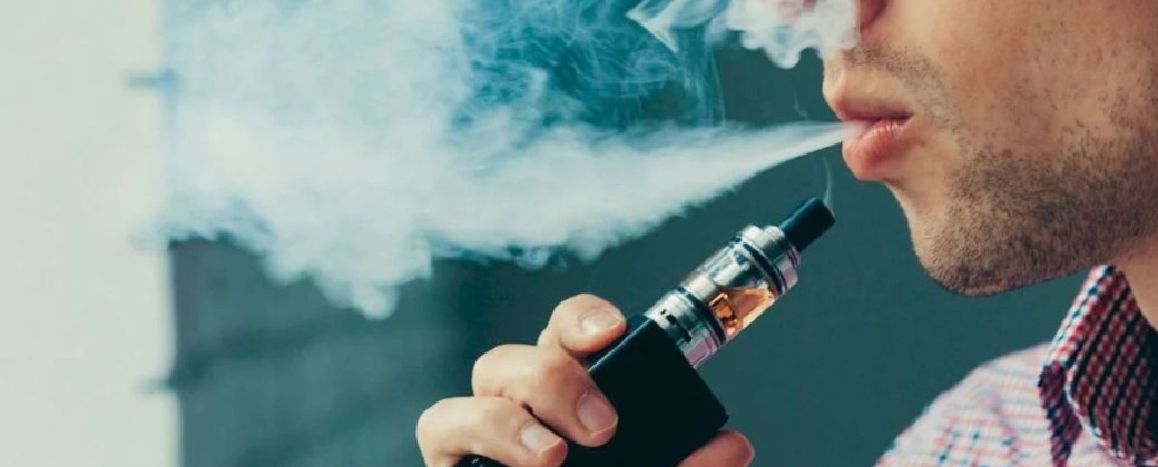 Una persona utilizando un vapeador. Créditos: Radio UNR.
