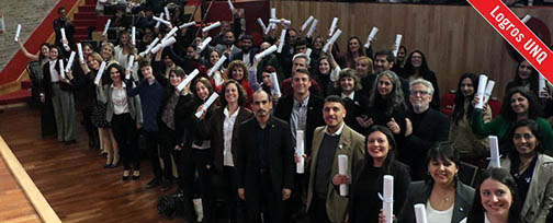 Graduados sostienen sus diplomas en el último acto de colación. Créditos: Marcelo Cagna / UNQ.