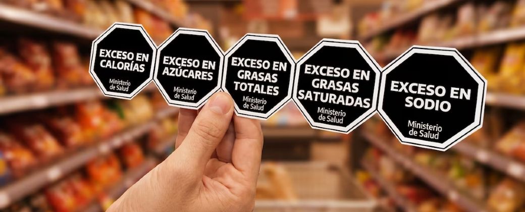 La Sociedad Argentina de Cardiología advirtió que la eliminación del etiquetado frontal significaría perder una herramienta que previene enfermedades cardiovasculares. Créditos: Infobae