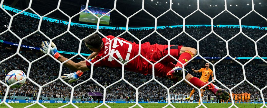 La tanda de penales no es solo azar: la psicología deportiva estudia cómo influyen la ansiedad, la rutina previa y el control mental. Créditos: Getty Images.