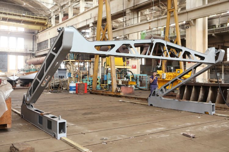 La máquina sube en altura en cada pasada del material hasta llegar a estar vertical que es el alto máximo que puede tener la vivienda. Créditos: UNLP.