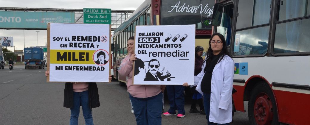 Carteles contra la política sanitaria del gobierno nacional. Créditos: @NicolasKreplak.