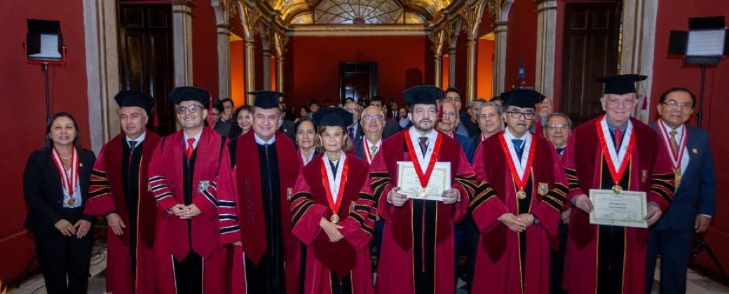 En la misma jornada, también se distinguió al académico español Manuel Alcántara Sáez. Créditos: Universidad Nacional Mayor de San Marcos. 