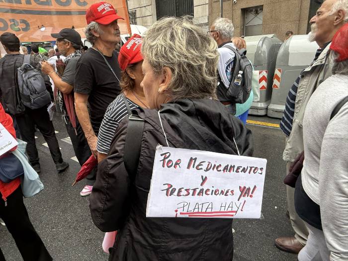 Protesta frente a la sede central del PAMI. Créditos: @PTSArg.
