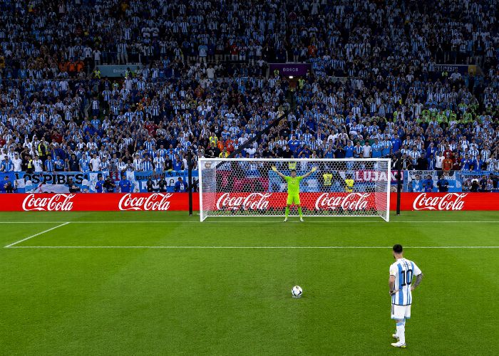 Instante de máxima tensión: un jugador de la selección argentina se prepara para ejecutar un penal ante un estadio colmado, con la mirada fija en el arco y todo un país en vilo. Crédito: T y C Sport.