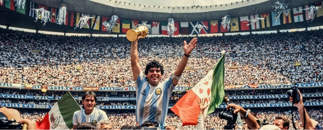 Argentina y el Estadio Azteca, una postal inevitable: en la altura de la Ciudad de México, la Selección escribió una de las páginas más recordadas de su historia y dejó en evidencia que, además del rival, también juegan el aire, los pulmones y la adaptación. Créditos: AFA.