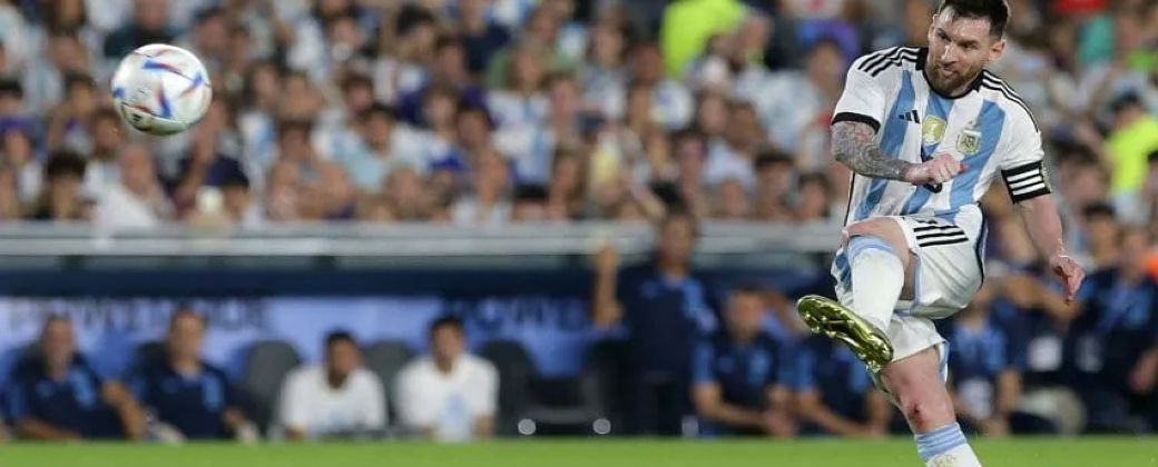 Lionel Messi remata al arco durante un partido, en una imagen que refleja precisión técnica, concentración y potencia en la definición. Crédito: Tycsports.