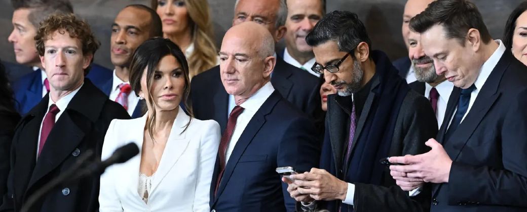 En la asunción de Trump para su segunda presidencia, los CEO’s de Tesla, Meta, Apple, Google y Amazon ocuparon la primera fila detrás de la familia del mandatario. Créditos: La Sexta.
