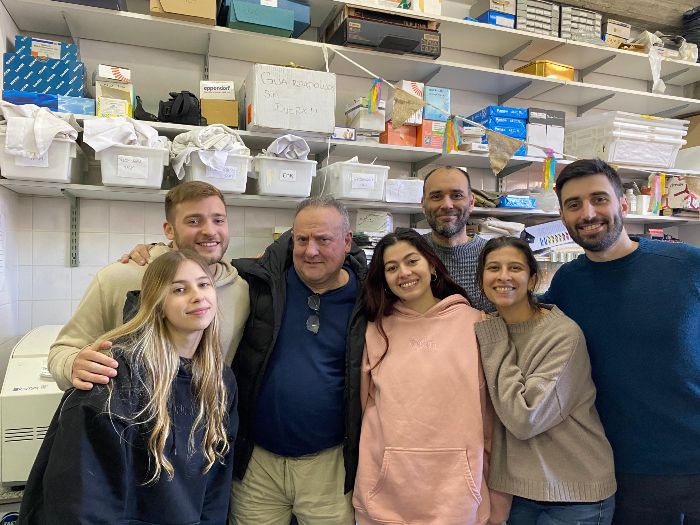 Mengual y los compañeros del Centro de Oncología Molecular y Traslacional de la UNQ. Créditos: COMTRA.