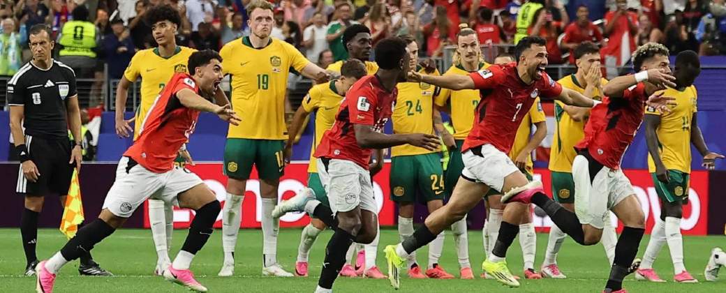 Jugadores de Egipto corren a celebrar la victoria frente a Australia en 16avos de final. Créditos: EFE.