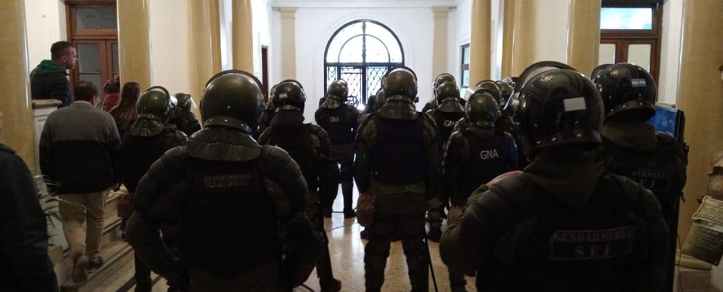 Gendarmes ocupan el edificio de la Comisión Nacional de Energía Atómica. Créditos: Gentileza Rodolfo Kempf.