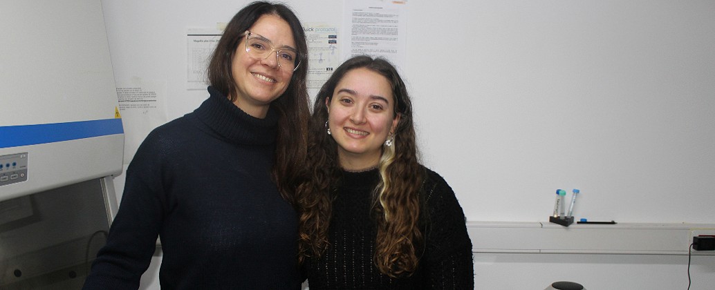 (De izq. a der.) Georgina Cardama, directora del proyecto, y Mercedes Pastorini, becaria posdoctoral del Conicet. Créditos: Agencia de Noticias Científicas de la UNQ.