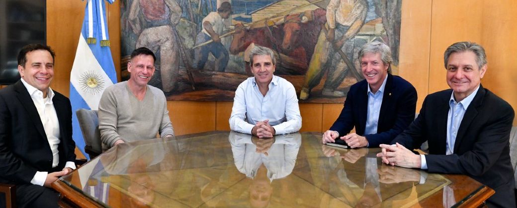 El ministro de economía argentino, Luis Caputo, junto a Peter Thiel, fundador de Palantir. Créditos: Ministerio de Economía.