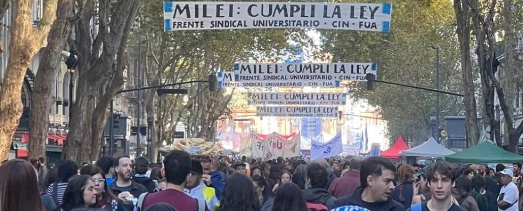Pasacalles exigiendo el cumplimiento de la Ley durante la última Marcha Universitaria. Créditos: Huellas del Sur.