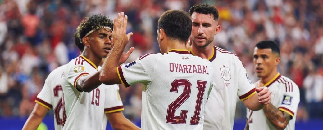 Oyarzabal festeja junto a Lamine Yamal. Créditos: CFIN.