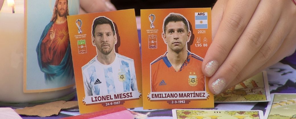 Ritual con velas y figuritas de Messi para atraer suerte a Argentina. Crédito: TN.