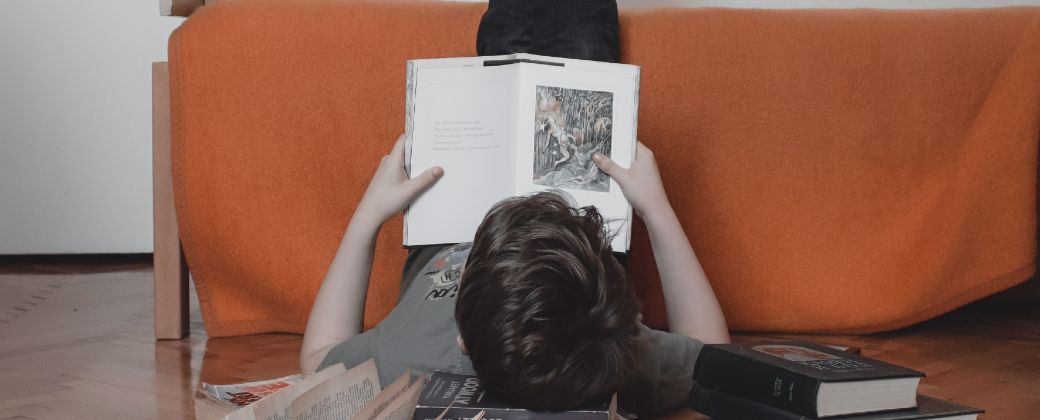 Leer por placer desde la infancia se asocia con mejores capacidades cognitivas y mayor bienestar mental, según un estudio realizado con más de 10.000 participantes. Créditos: Unplash