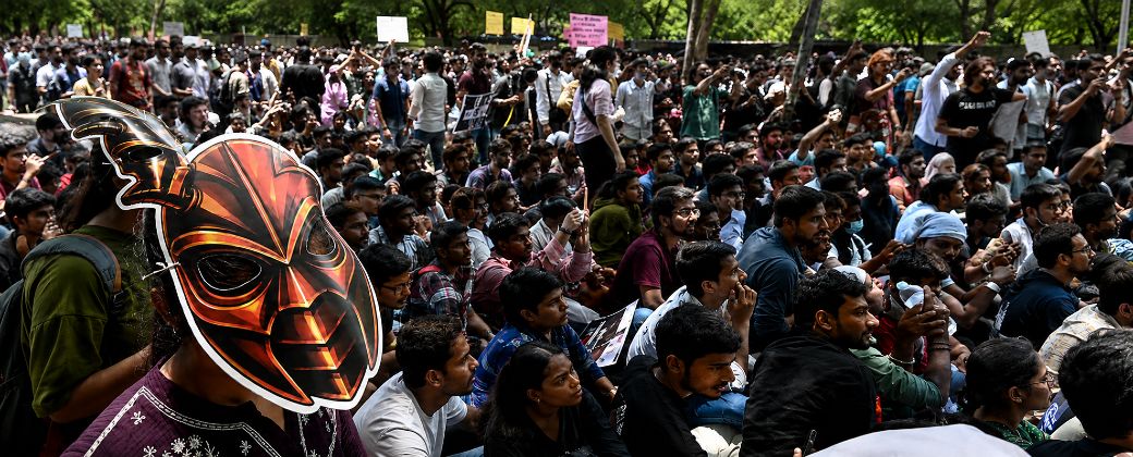 La cucaracha se convirtió en el símbolo de un movimiento juvenil nacido en redes sociales que llevó sus reclamos desde los memes hasta las calles de India. Crédito: Business Insider / Getty Images.