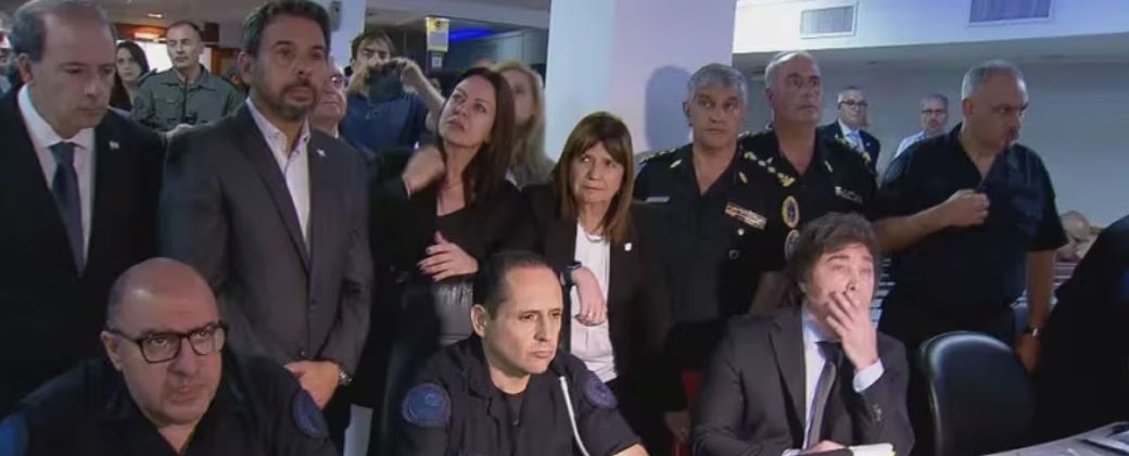 Milei y Patricia Bullrich monitorean junto a las fuerzas de seguridad la primera Marcha Federal Universitaria. Créditos: Sol 91.5.