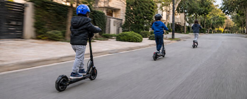 Una caída a alta velocidad puede provocar traumatismos importantes, especialmente cuando los chicos circulan sin casco ni supervisión adecuada. Crédito: Istock.