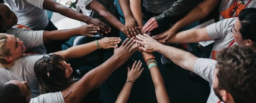 Estimar los fragmentos de un problema complejo y combinar experiencias en grupo es mejor que abordarlo en su conjunto y en soledad (imagen: Psychology Today)