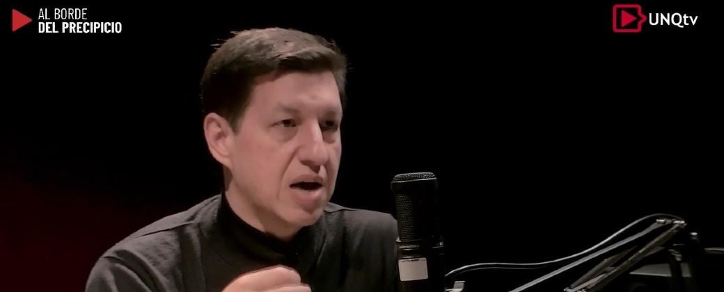 Fernando Peirano en Al borde del precipicio. Créditos: Captura de pantalla UNQ TV.