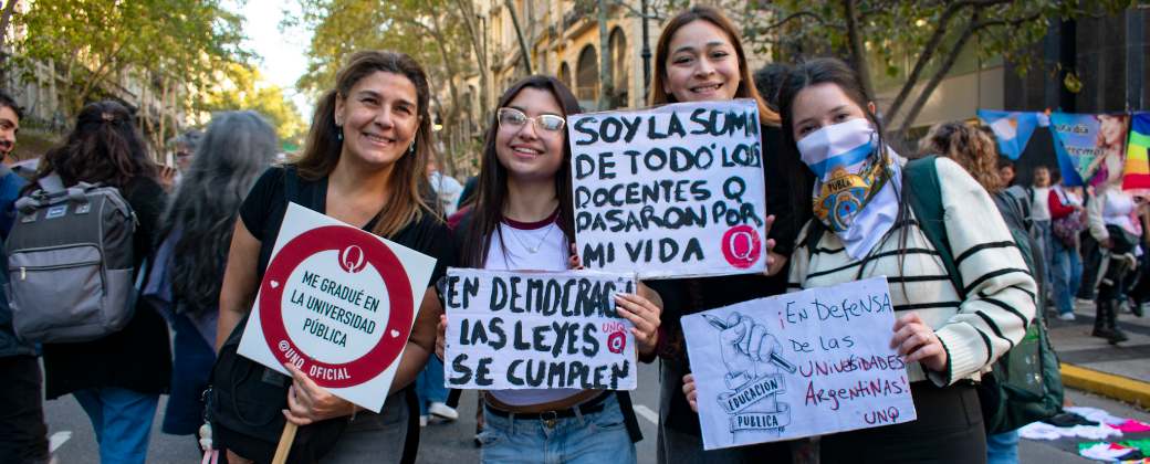 Estudiantes y docentes con carteles durante la cuarta Marcha Federal Universitaria. Créditos: Natalia García / Universidad Nacional de Quilmes.