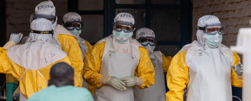 Personal médico se prepara para su turno en el centro de tratamiento de Mongbwalu, en la República Democrática del Congo. Créditos: Moses Sawasawa.
