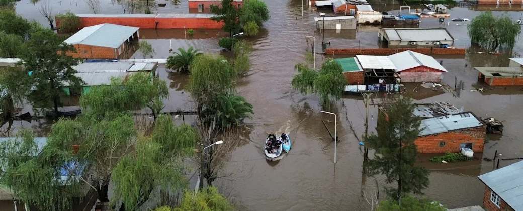 Embarcaciones transitan por calles inundadas tras las fuertes lluvias en Campana durante mayo de 2025. Créditos: AP/Rodrigo Abd.