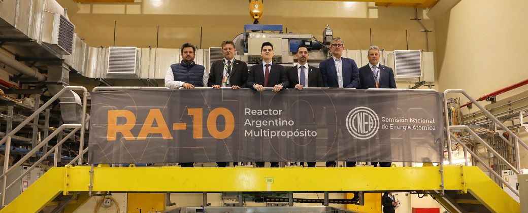 Créditos: las principales autoridades del sector nuclear posan junto al cartel del RA-10. Créditos: argentina.gob.ar