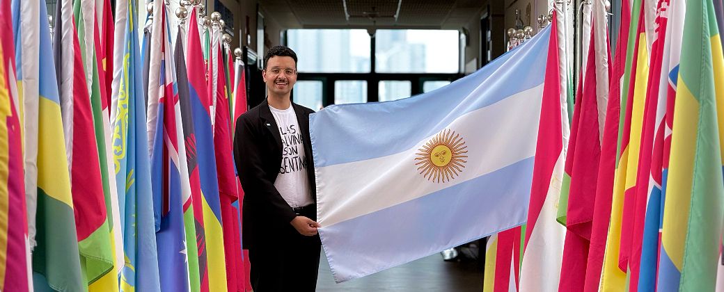 Tomás Nievas, graduado de la UNQ, en el Campus Nanhu de la Universidad de Economía y Derecho de Zhongnan, China. Créditos: Nievas.