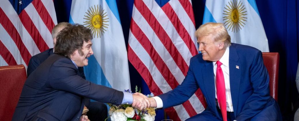 Javier Milei y Donald Trump se dan la mano durante una reunión celebrada en 2025 en el marco de la Conferencia de Acción Política Conservadora. Créditos: Embajada de los Estados Unidos en Argentina.