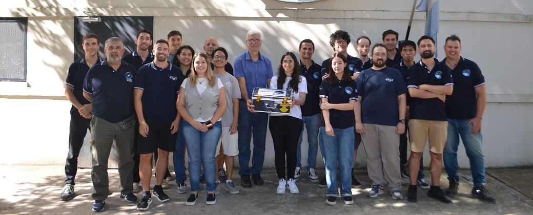 El equipo del Centro Tecnológico Aeroespacial y de Sistemas Electrónicos de Navegación y Telecomunicaciones con el USAT I. Créditos: UNLP.