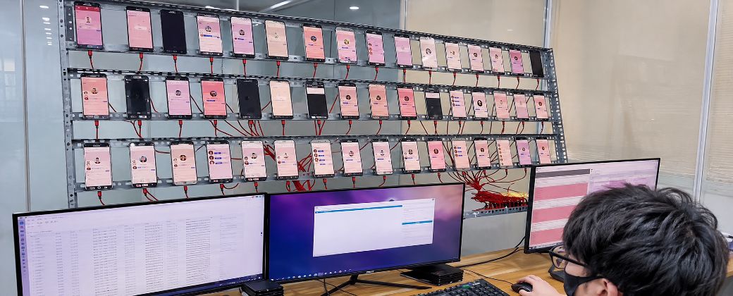 Una granja de bots puede operar decenas de cuentas y dispositivos de manera coordinada para amplificar mensajes, instalar tendencias o simular apoyo en redes sociales. Con inteligencia artificial, estas operaciones son cada vez más sofisticadas. Crédito: pexels.