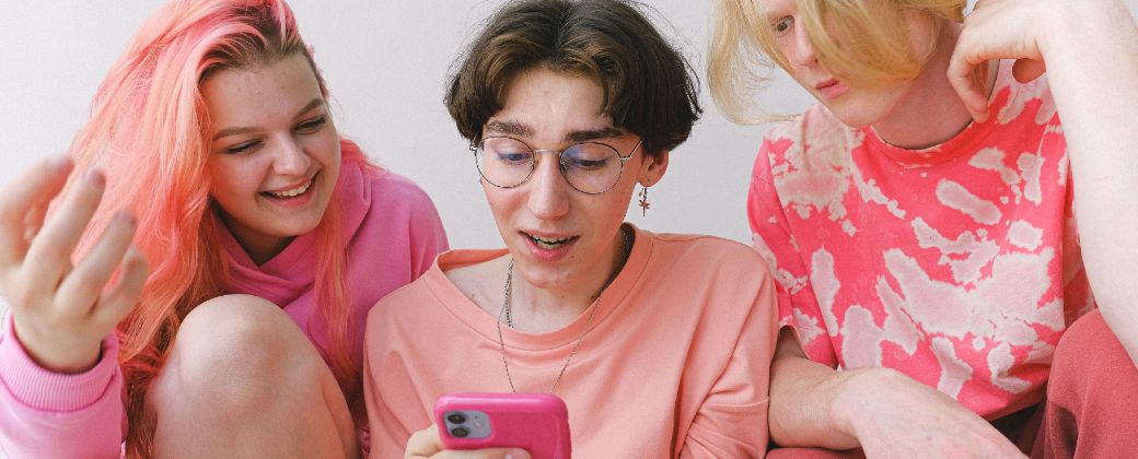 Entender el vínculo entre adolescentes y tecnología empieza por dejar de mirar solamente el reloj, y empezar a mirar lo que ocurre dentro de la pantalla. Crédito: Pexel.