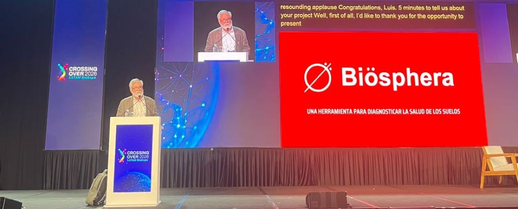 Luis Wall durante la presentación de su proyecto Biösphera. Créditos: Gentileza Valeria Segatori.