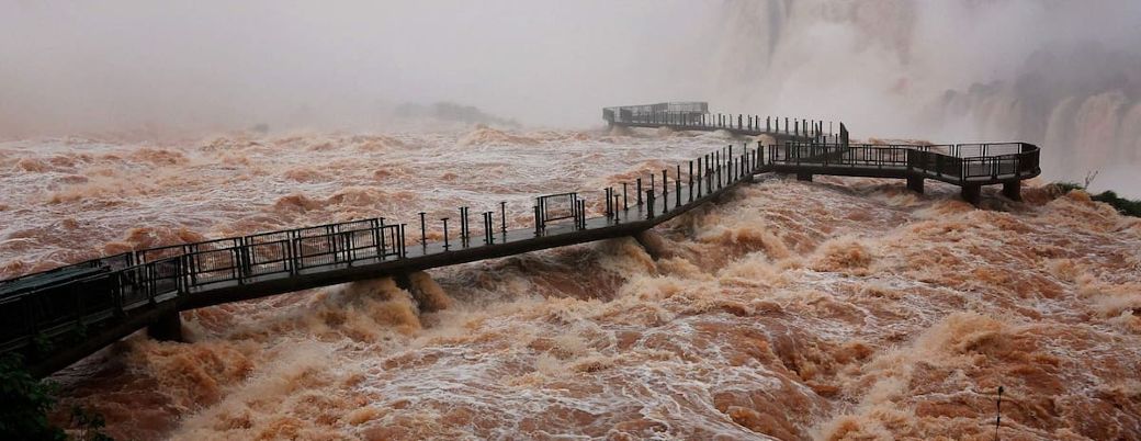Para inicios de esta semana, se informó que el caudal del río Iguazú había superado los 12 mil metros cúbicos por segundo. Créditos: Christian Rizzi / AFP.