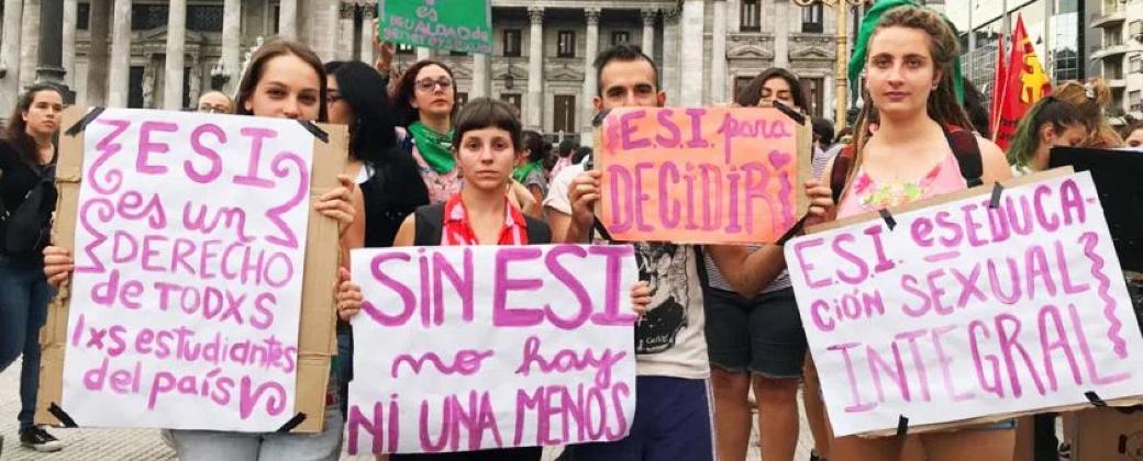 Personas se manifiestan frente al Congreso a favor de la ESI. Créditos: Agencia Universitaria de Noticias.