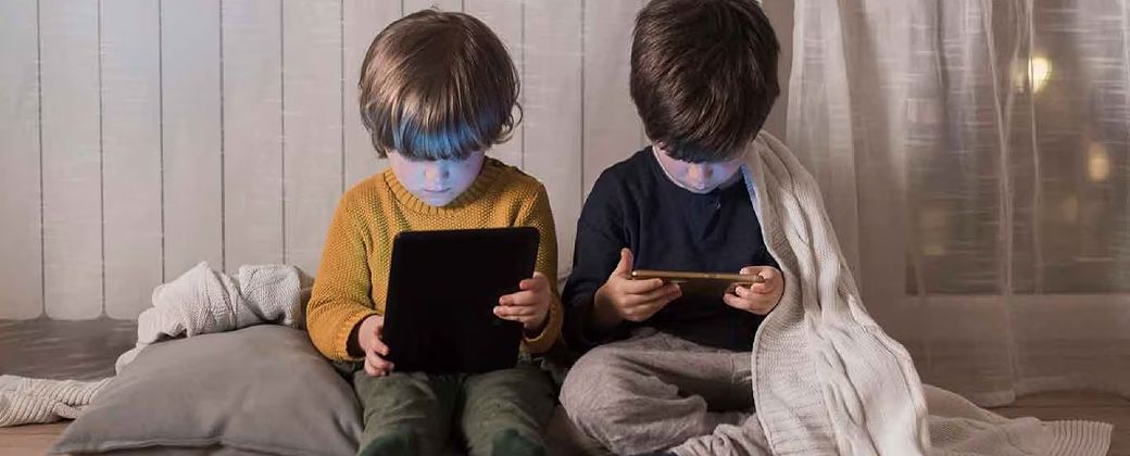 Según Grooming LATAM, las aplicaciones más usadas por infancias y adolescencias son: WhatsApp, Tik Tok, YouTube, Instagram, Facebook,. Snapchat, Roblox, Discord y Messenger. Créditos: Freepik.