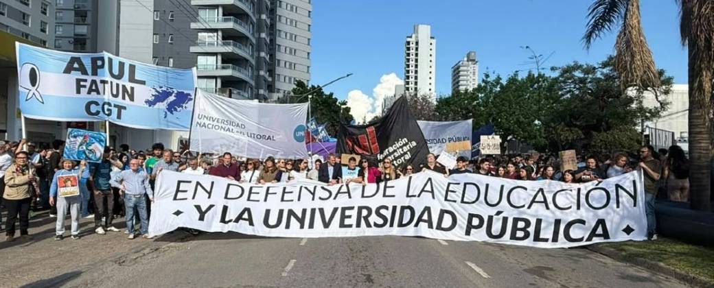 Bandera que encabezó la quinta Marcha Federal Universitaria en Santa Fe. Créditos: Aire de Santa Fe.