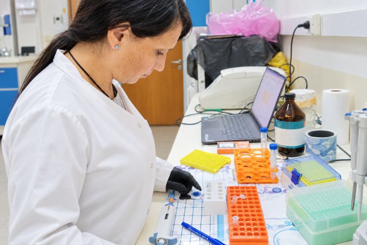 María Julia Ousset, científica neuquina graduada de la UNQ que lideró el estudio. Créditos: Universidad Nacional del Comahue.