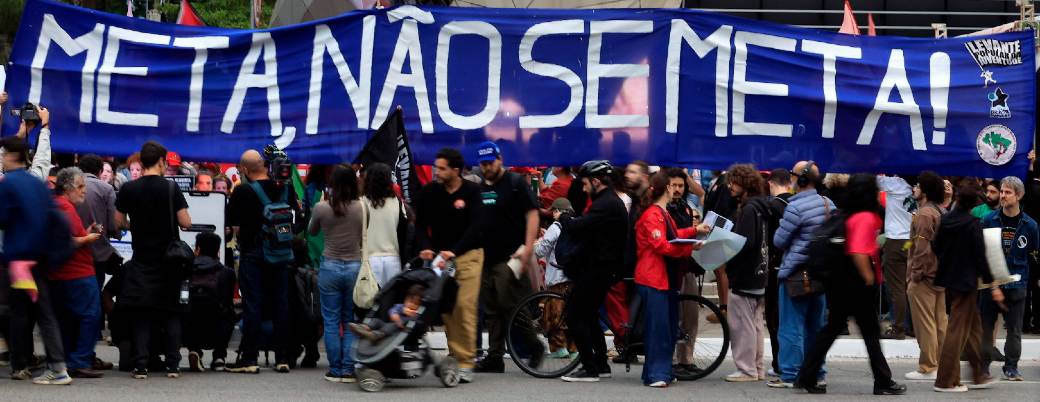 Cientos de brasileños realizaron una protesta frente a la sede de Meta en San Pablo para denunciar la “interferencia sistemática de las big tech en la elección”. Créditos: Paulo Pinto / Agencia Brasil.