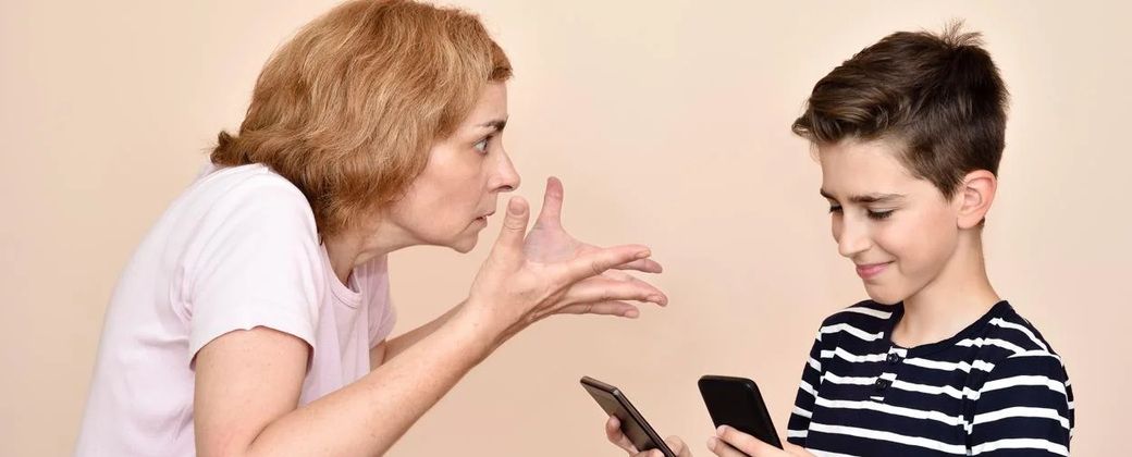 Los mensajes de texto permiten mantener el contacto entre padres e hijos adolescentes, pero también pueden generar tensiones cuando aparecen los reclamos y la exigencia de respuestas inmediatas. Crédito: ABC.