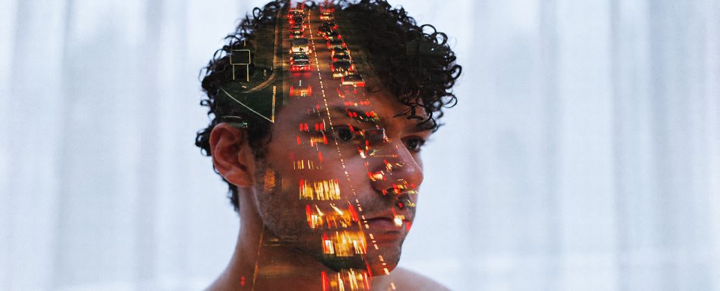 Los experimentos muestran que las imágenes alteradas y las descripciones engañosas pueden influir en lo que creemos recordar. Crédito: Pexels.