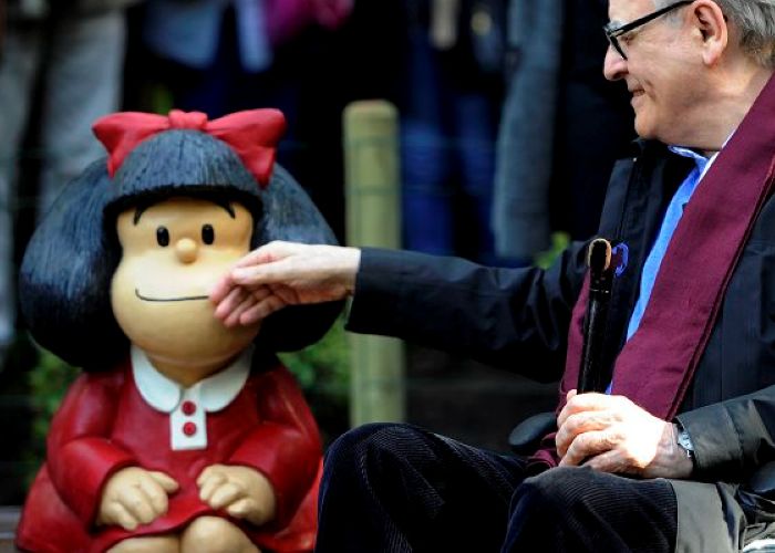 Quino, junto a una escultura de Mafalda. La niña que creó en 1964 atravesó generaciones con sus preguntas sobre la política, la desigualdad y el mundo adulto. Crédito: Static.